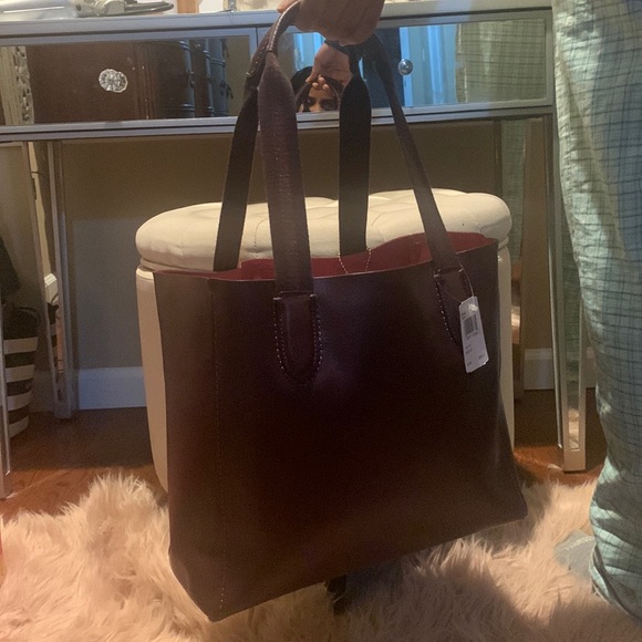 Beautiful original coach shoulder bag. Burgundy in color. - Picture 1 of 5